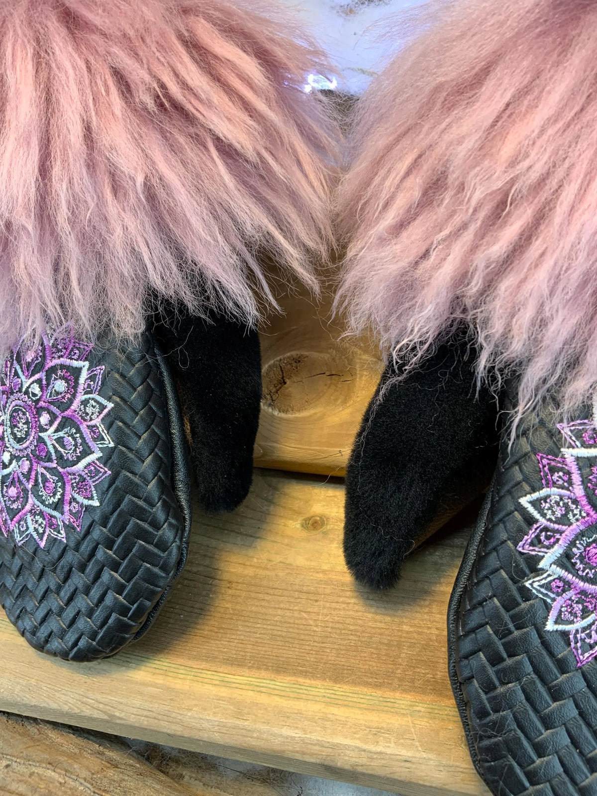Mitaines de ville Marguerite faites à la main au Québec en fourrure recyclée avec cuir italien tressé et broderie mandala floral grandeur Medium