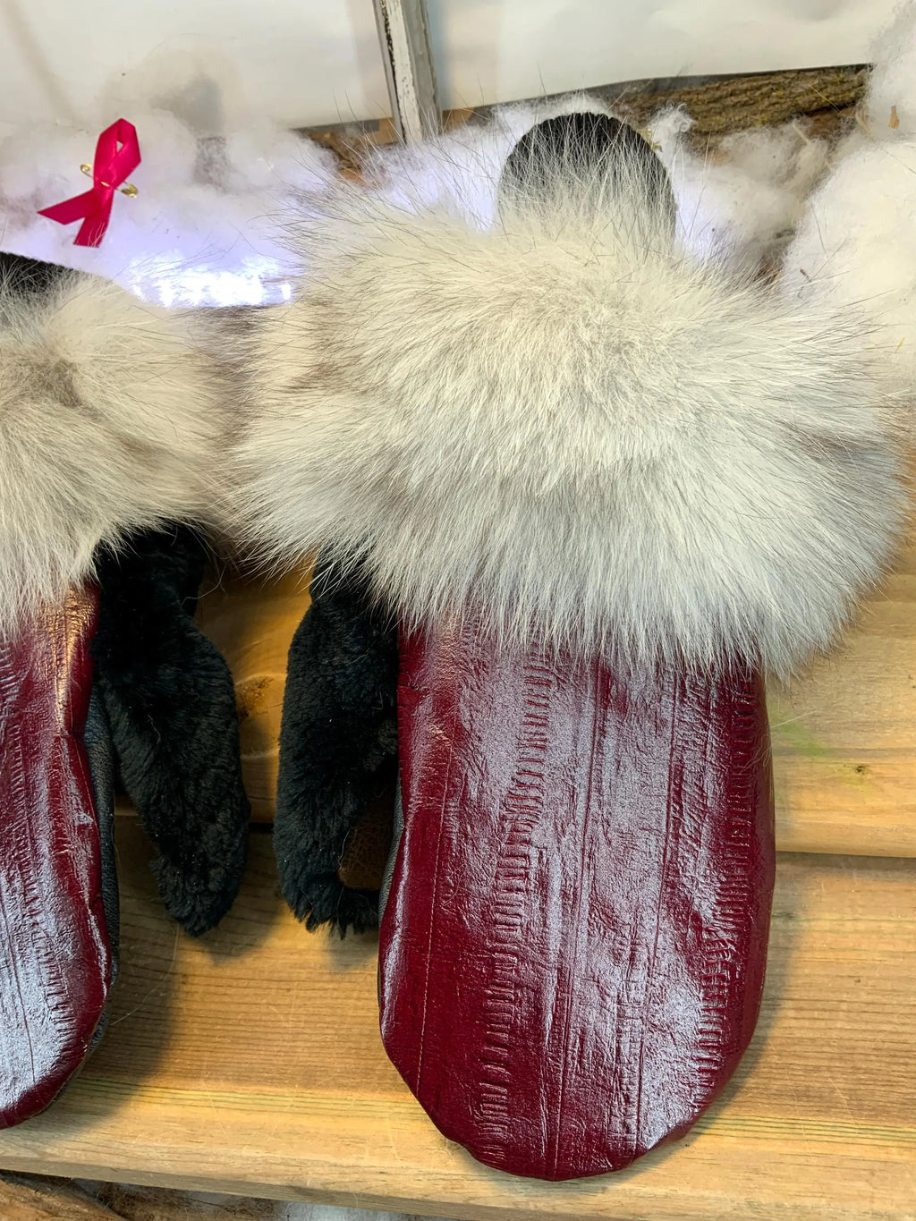 Alice city mittens handmade in Quebec with burgundy Italian eel-effect leather and recycled fur, size Medium