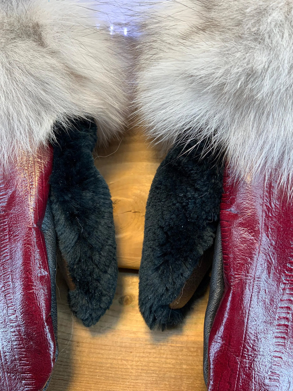 Alice city mittens handmade in Quebec with burgundy Italian eel-effect leather and recycled fur, size Medium