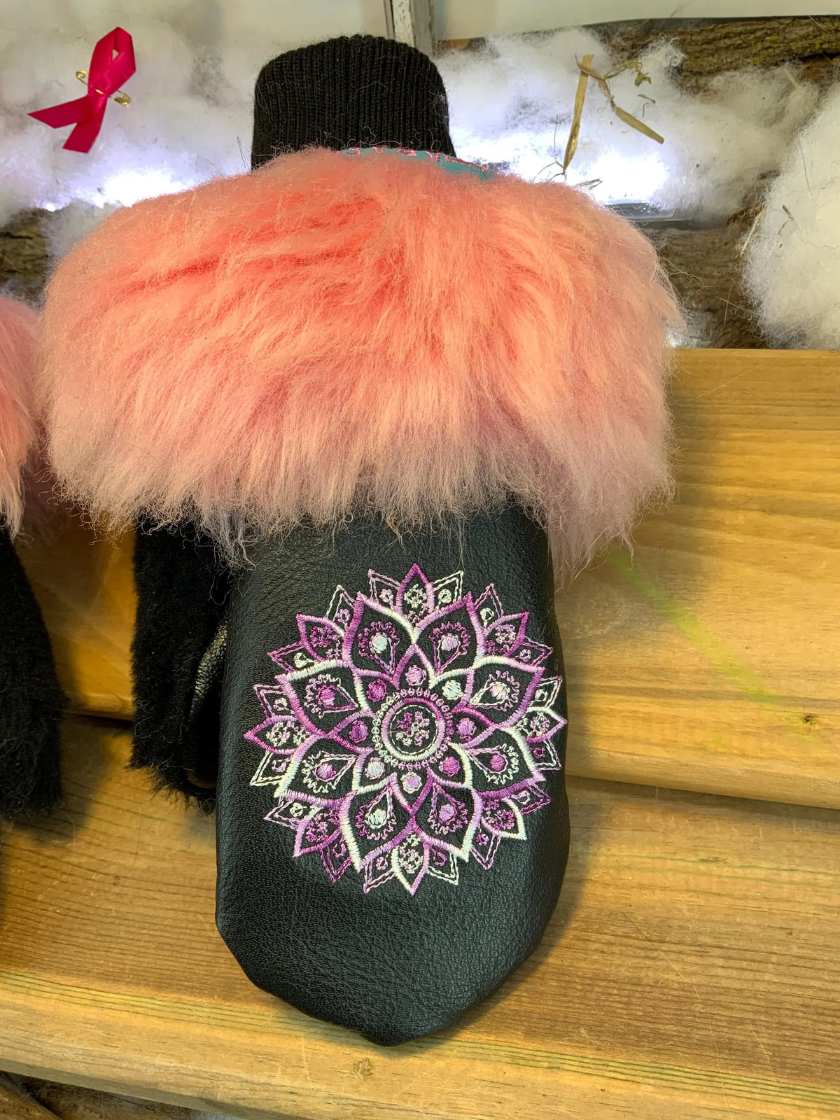 Mitaines de ville Carmen faites à la main au Québec en fourrure recyclée avec cuir italien et broderie mandala artistique grandeur Medium