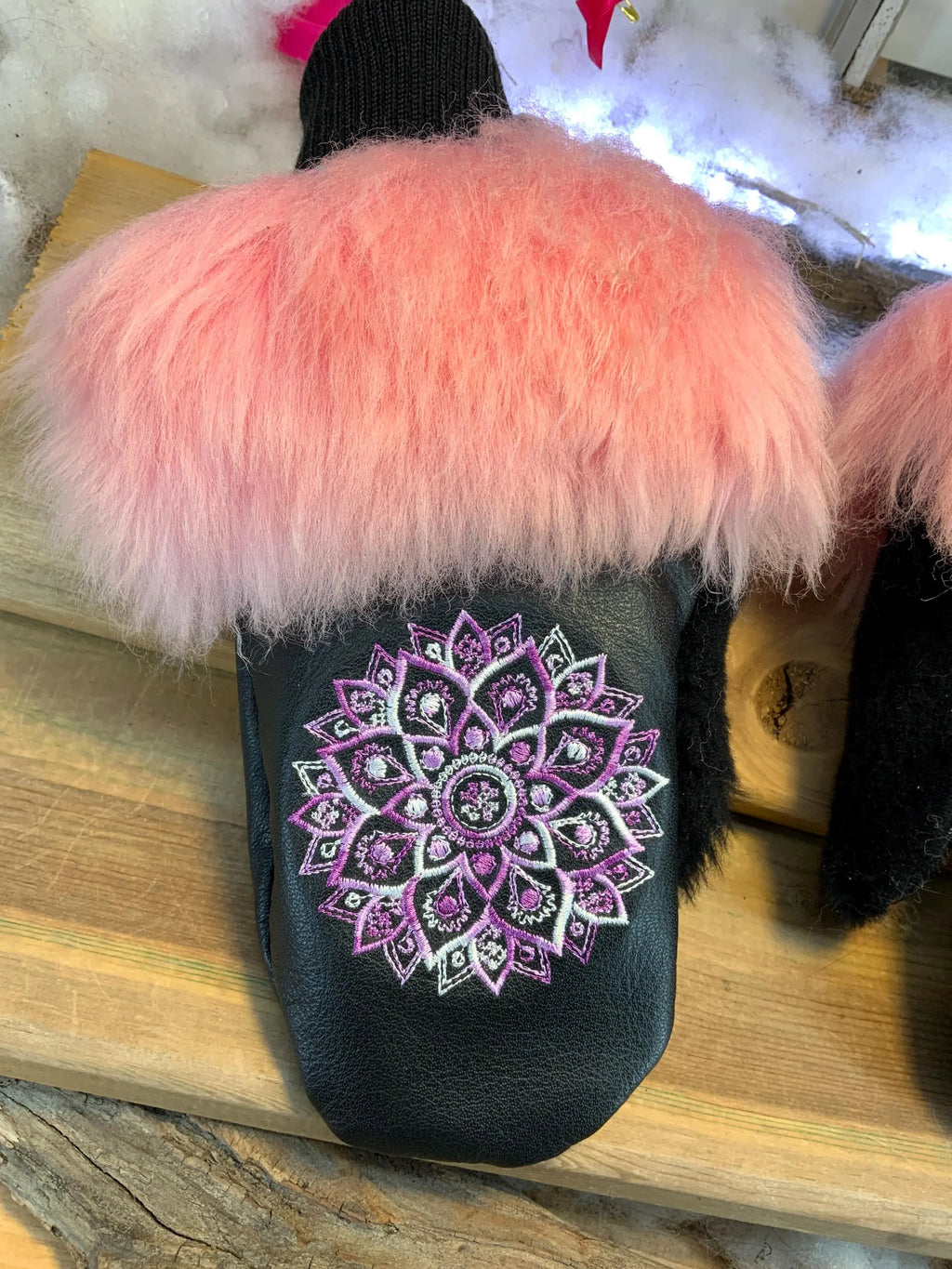 Mitaines de ville Carmen faites à la main au Québec en fourrure recyclée avec cuir italien et broderie mandala artistique grandeur Medium