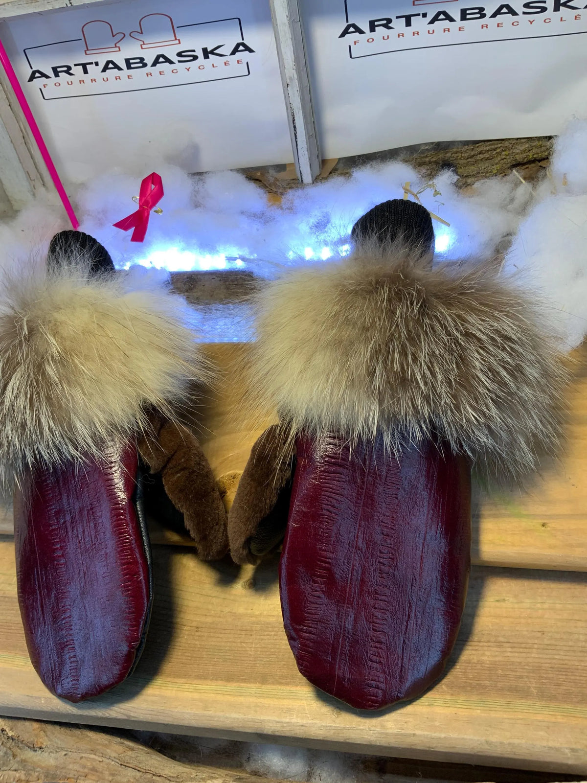 Mitaines de ville Jacqueline faites à la main au Québec en fourrure recyclée avec cuir italien bourgogne style anguille grandeur Medium