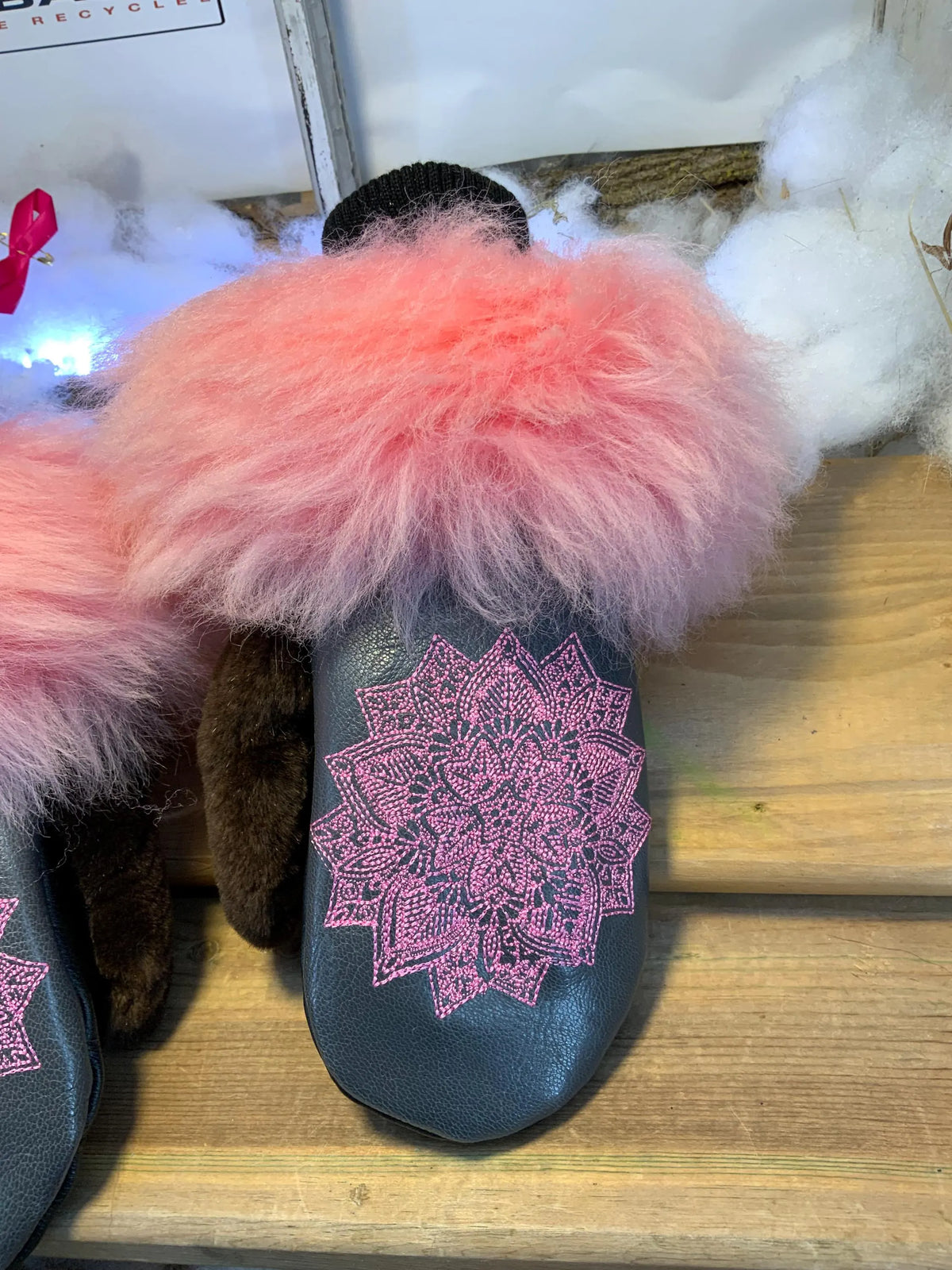 Mitaines de ville Renée faites à la main au Québec en fourrure recyclée avec cuir italien gris et broderie mandala artistique grandeur Medium