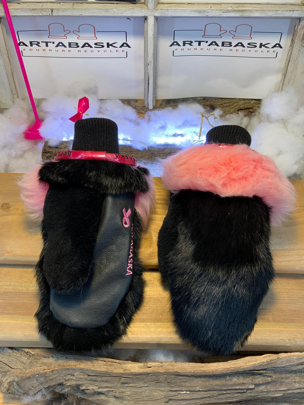 Mitaines de ville Noëlla faites à la main au Québec en fourrure recyclée lapin noir et mouton rose avec cuir brodé grandeur Medium