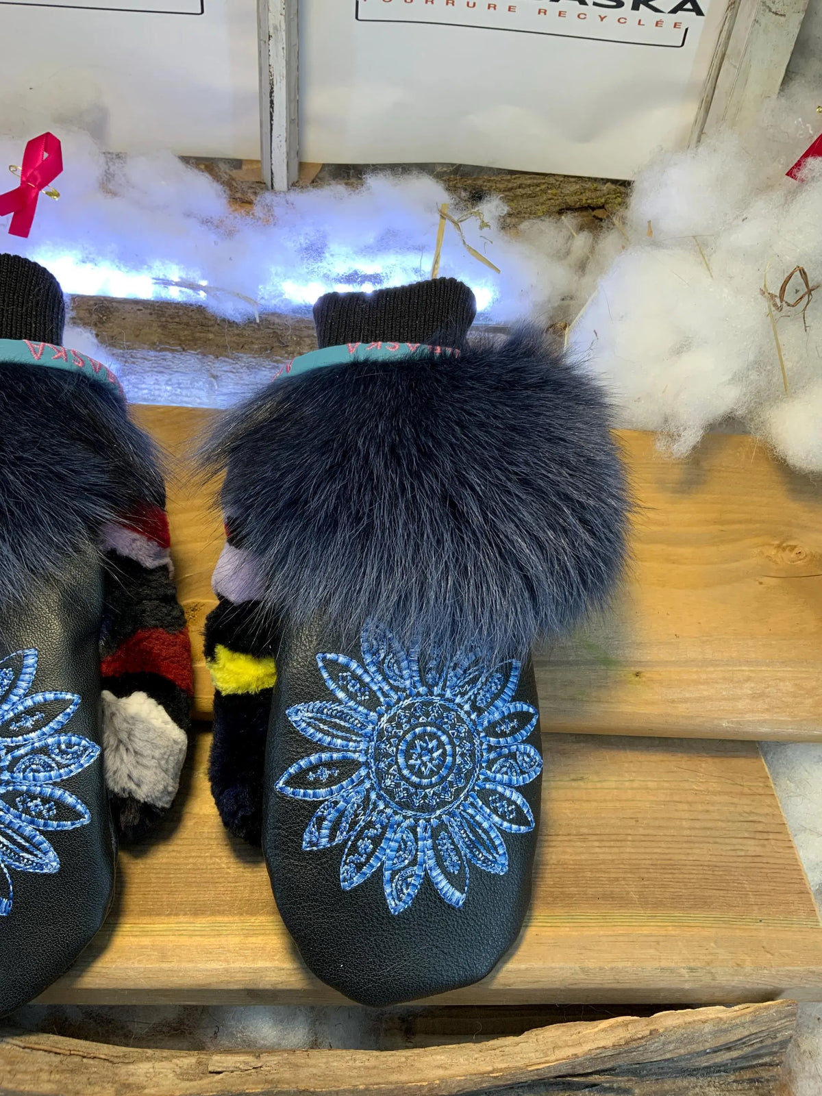 Mitaines de ville Odette faites à la main au Québec en cuir italien recyclé mandala bleu et fourrure recyclée grandeur Medium