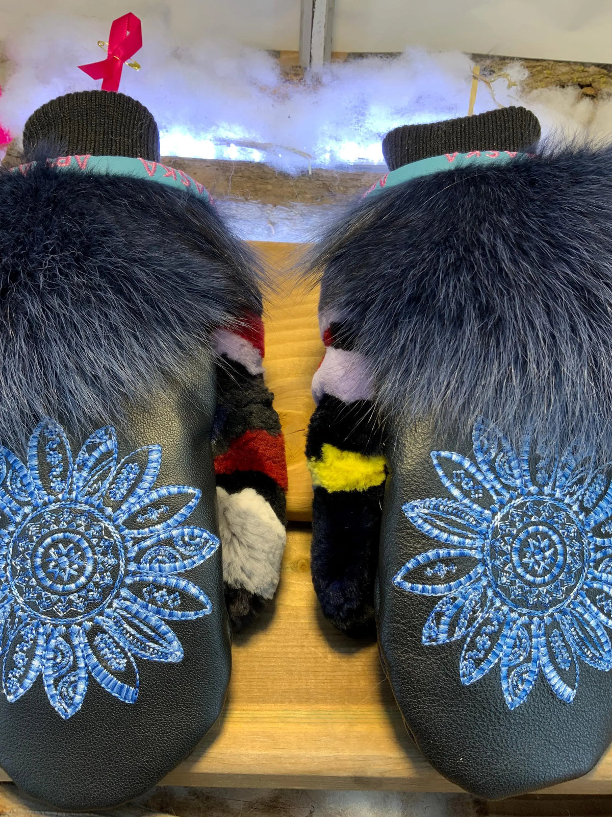 Mitaines de ville Odette faites à la main au Québec en cuir italien recyclé mandala bleu et fourrure recyclée grandeur Medium