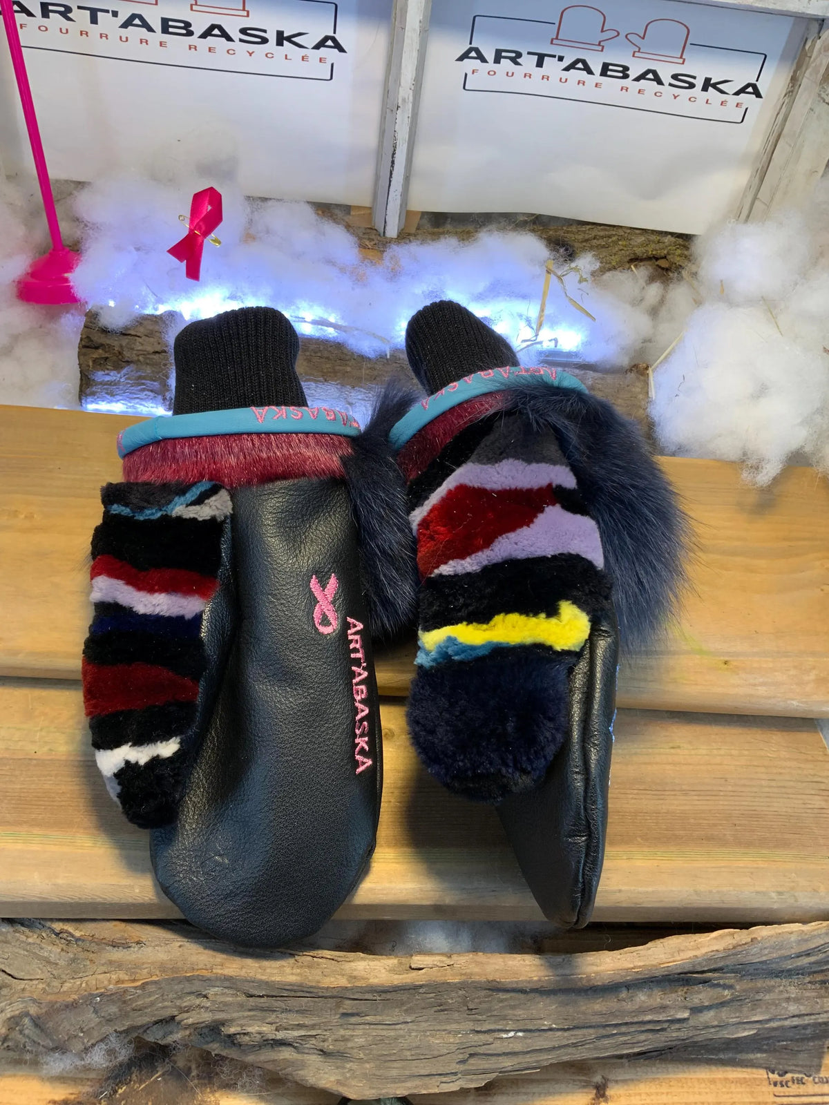 Mitaines de ville Odette faites à la main au Québec en cuir italien recyclé mandala bleu et fourrure recyclée grandeur Medium