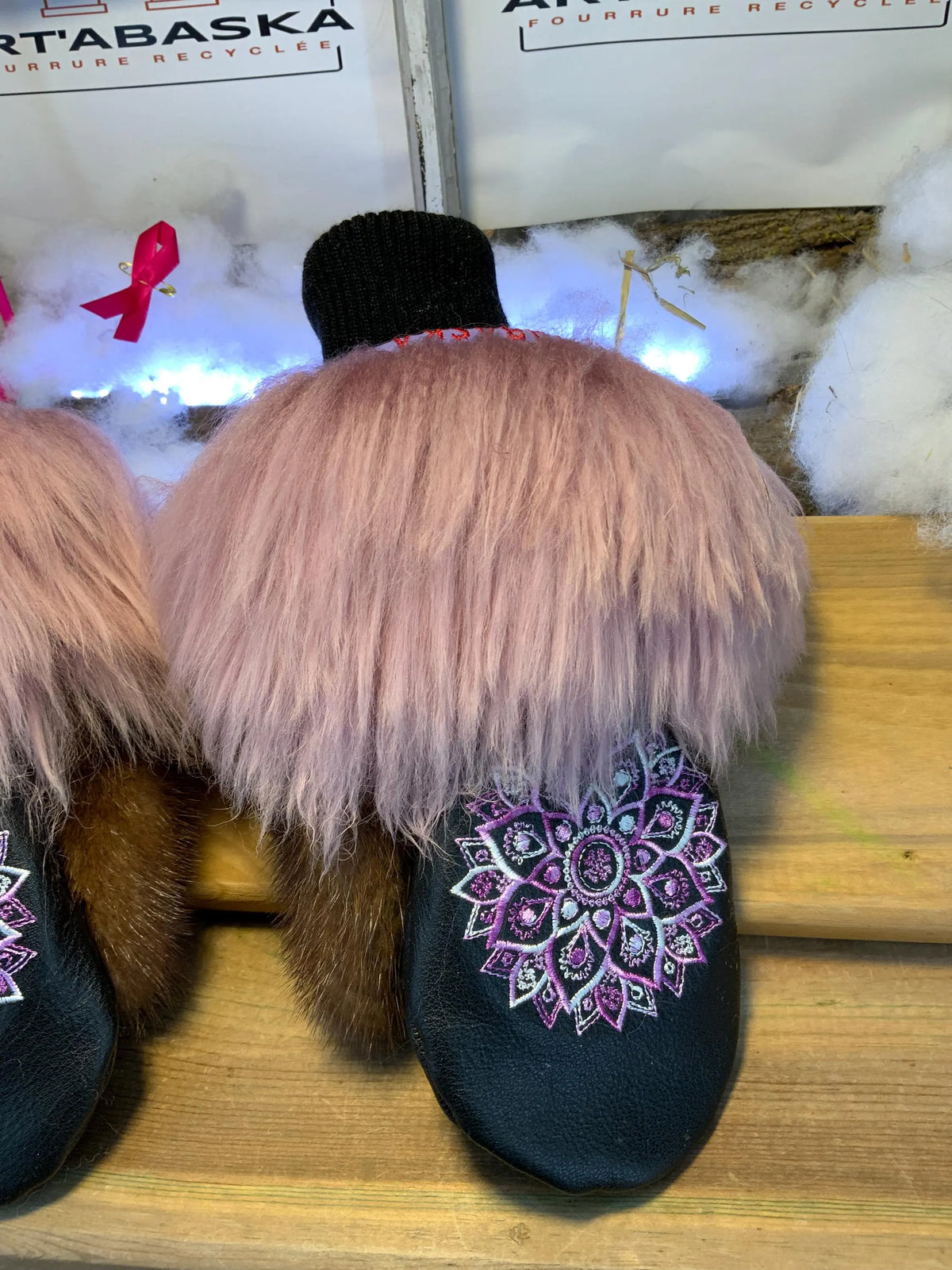 Mitaines de ville Pauline faites à la main au Québec en fourrure recyclée avec cuir italien noir et broderie mandala mauve et blanc grandeur Medium