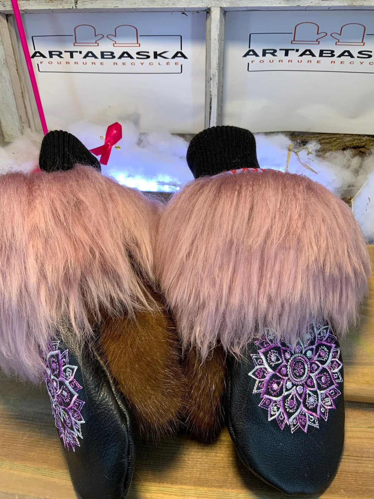 Mitaines de ville Pauline faites à la main au Québec en fourrure recyclée avec cuir italien noir et broderie mandala mauve et blanc grandeur Medium