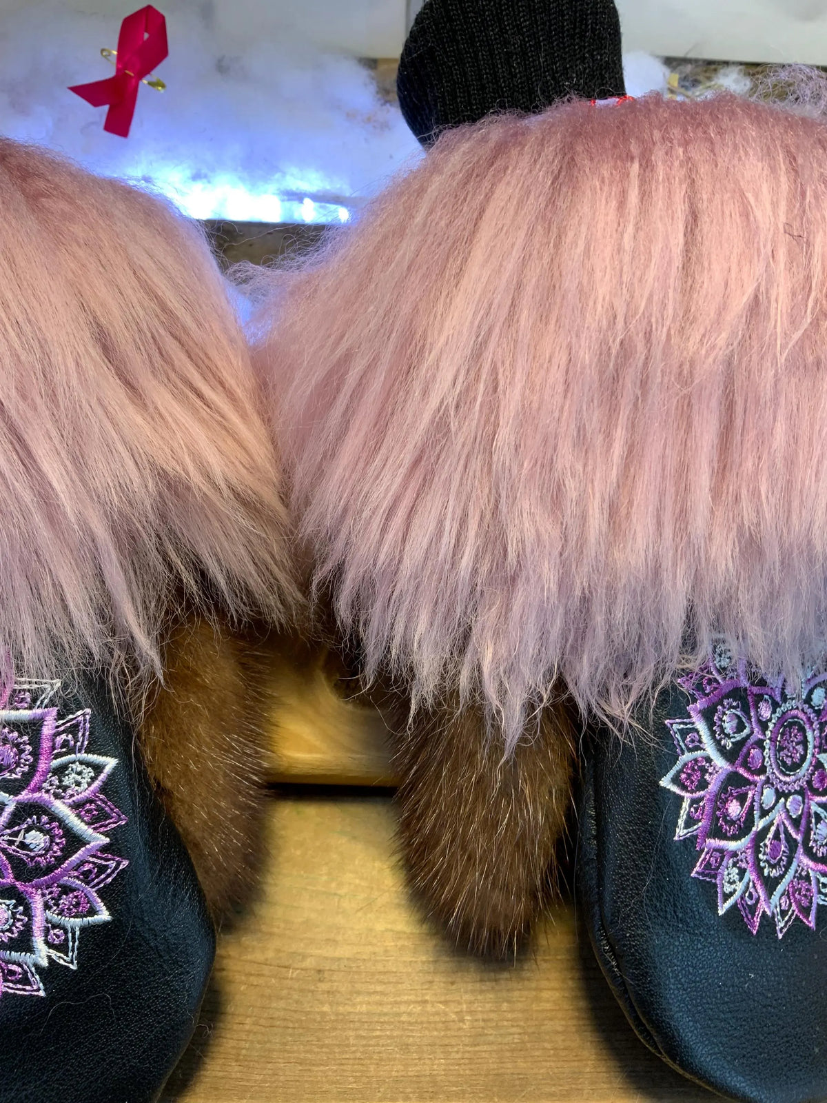 Mitaines de ville Pauline faites à la main au Québec en fourrure recyclée avec cuir italien noir et broderie mandala mauve et blanc grandeur Medium