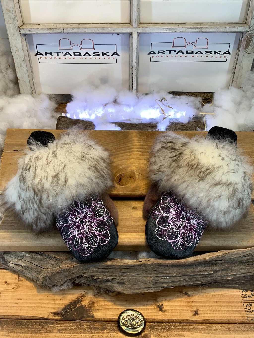 Small Pierrette City Mittens in recycled fur – Handmade in Quebec – Light, elegant, urban comfort – ArtAbaska
