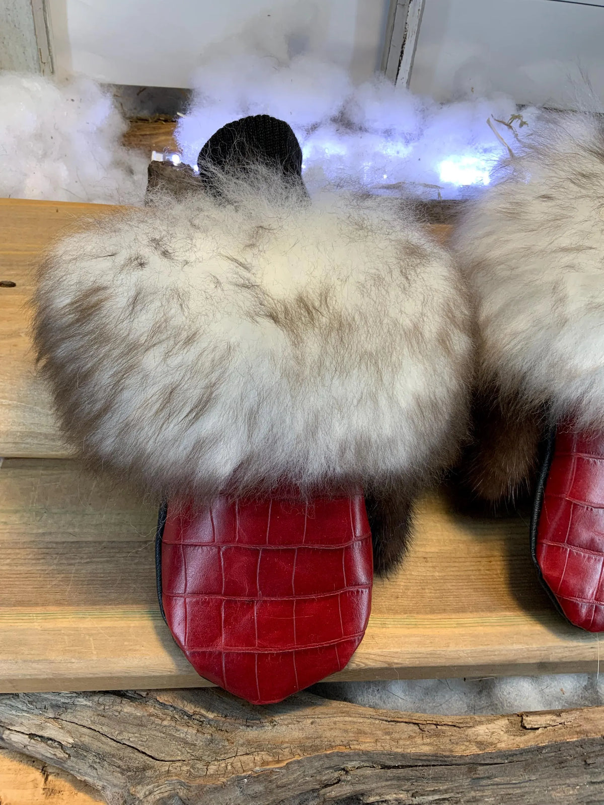 Mitaines de ville Raymonde faites à la main au Québec cuir rouge croco et fourrure recyclée grandeur Small