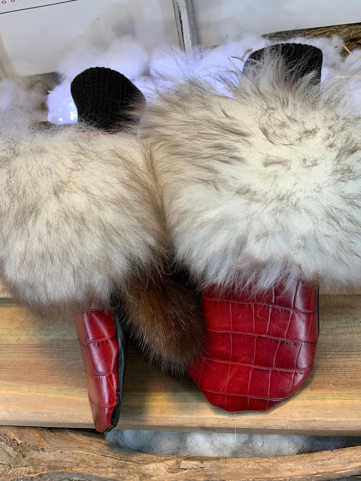 Mitaines de ville Raymonde faites à la main au Québec cuir rouge croco et fourrure recyclée grandeur Small