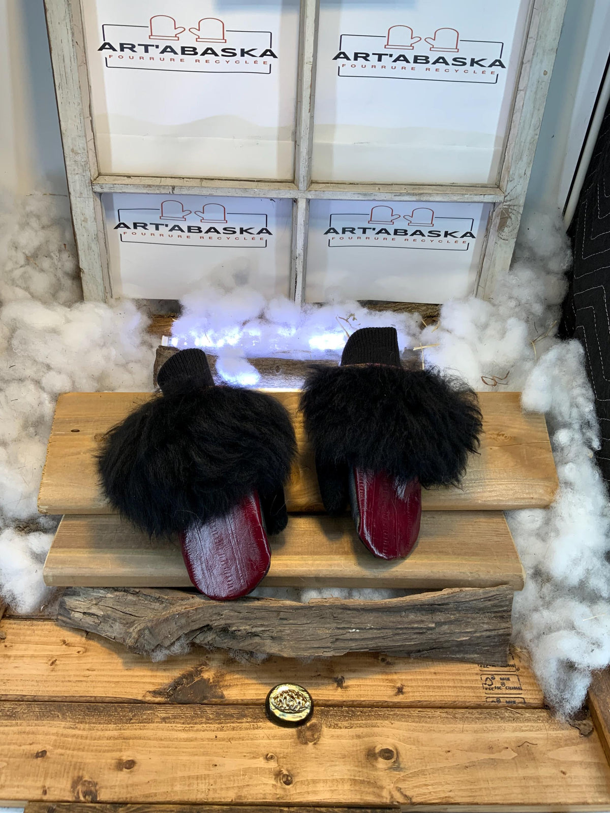 Mitaines de ville Jeanne faites à la main au Québec cuir rouge et fourrure recyclée mouton noir grandeur Small