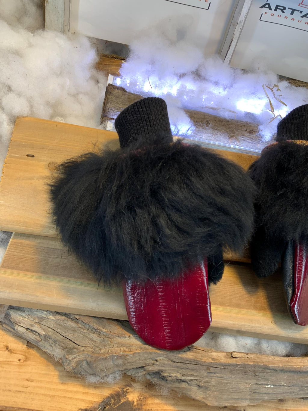 Mitaines de ville Jeanne faites à la main au Québec cuir rouge et fourrure recyclée mouton noir grandeur Small