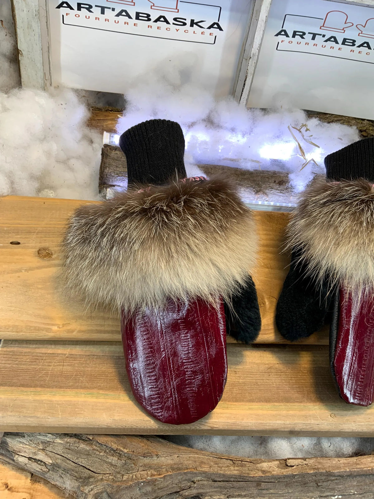 Mitaines de ville Danielle faites à la main au Québec cuir rouge foncé et fourrure recyclée renard cristal grandeur Small