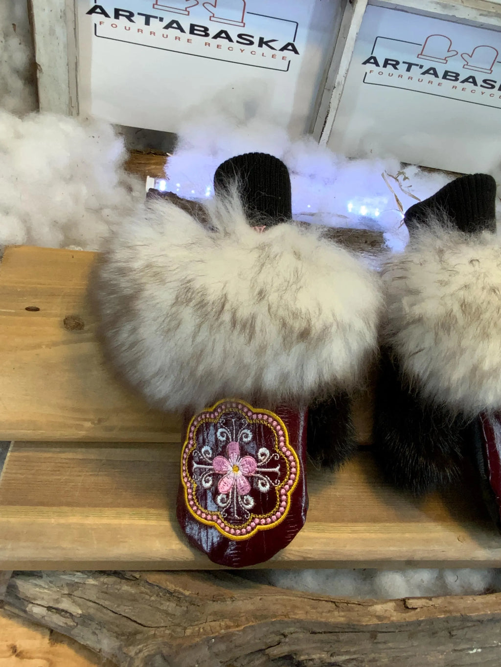Mitaines de ville Véronique faites à la main au Québec en fourrure recyclée avec cuir rouge texturé et broderie mandala artistique grandeur Small