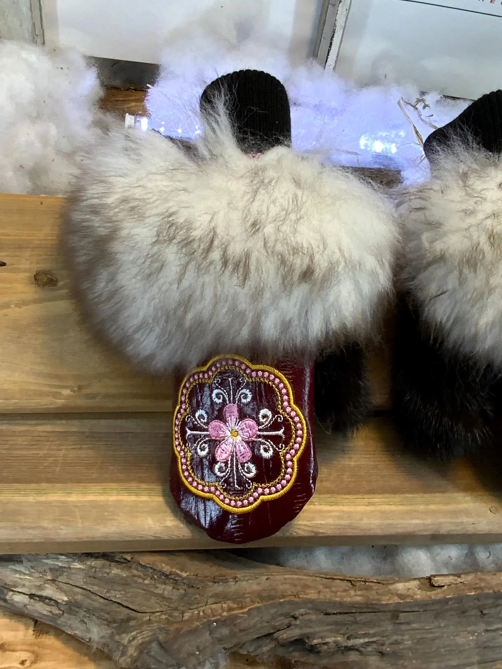 Mitaines de ville Véronique faites à la main au Québec en fourrure recyclée avec cuir rouge texturé et broderie mandala artistique grandeur Small