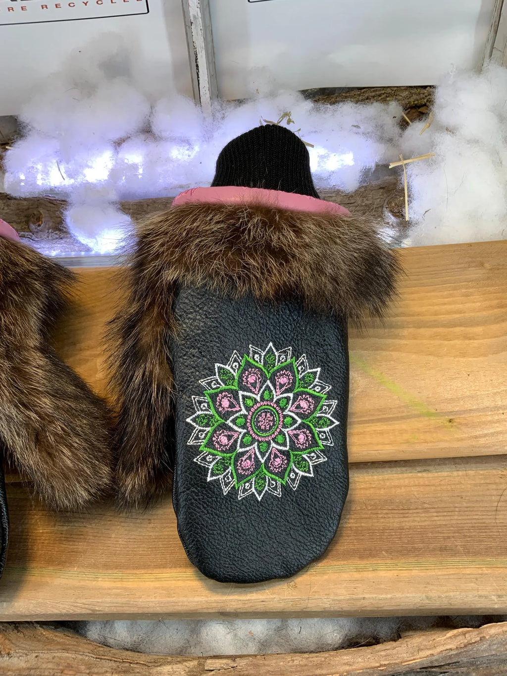 Mitaines de ville Jeannine faites à la main au Québec en fourrure recyclée avec cuir italien noir texturé et broderie mandala artistique grandeur Medium