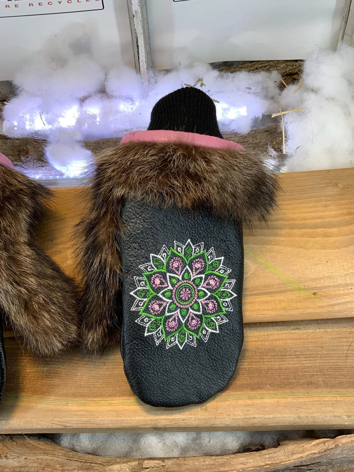 Mitaines de ville Jeannine faites à la main au Québec en fourrure recyclée avec cuir italien noir texturé et broderie mandala artistique grandeur Medium