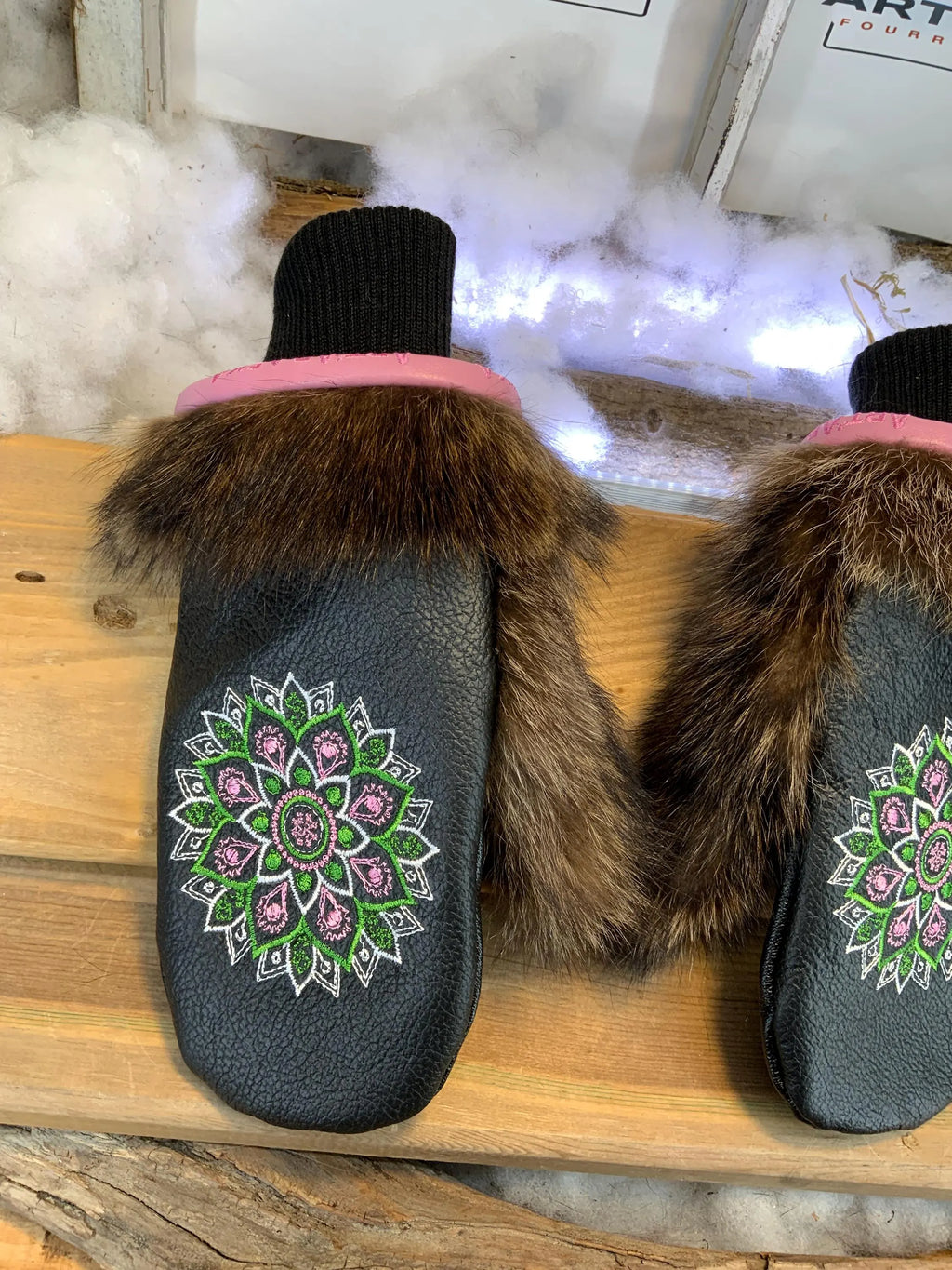 Mitaines de ville Jeannine faites à la main au Québec en fourrure recyclée avec cuir italien noir texturé et broderie mandala artistique grandeur Medium