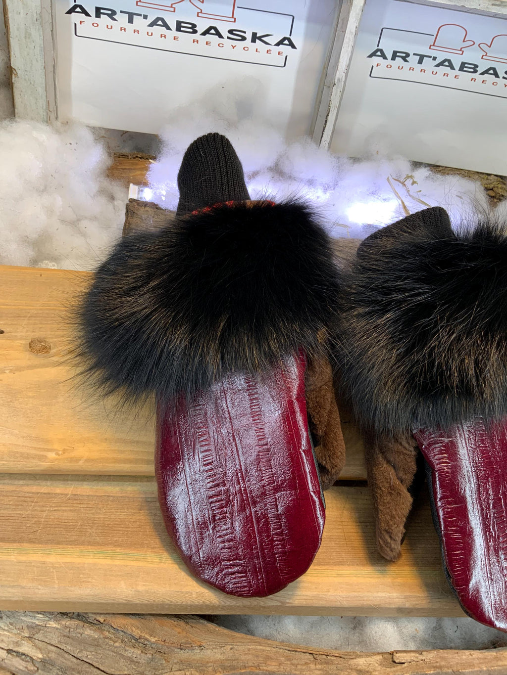 Mitaines de ville Fernande faites à la main au Québec en fourrure recyclée avec cuir italien texturé style anguille grandeur Medium