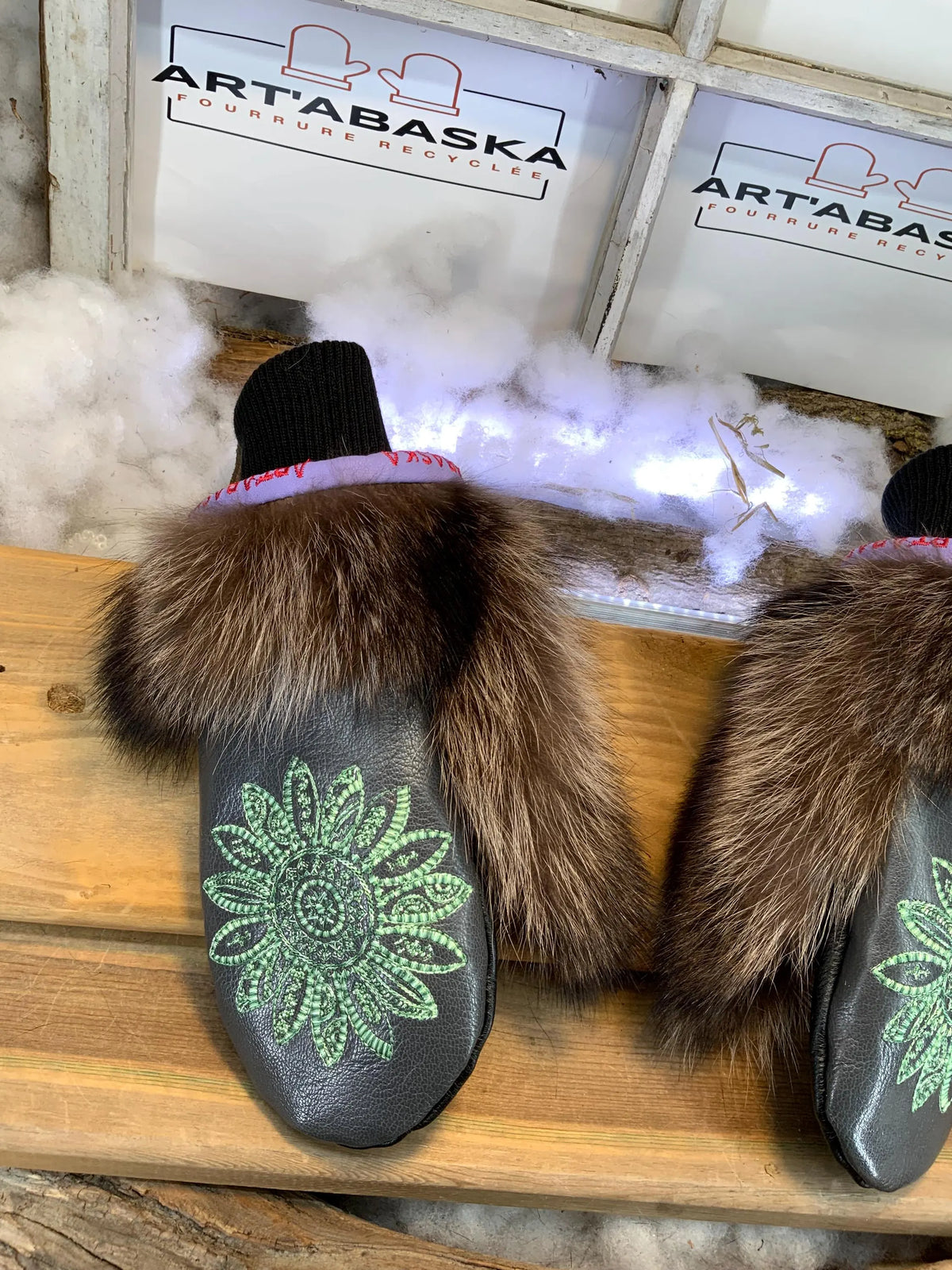 Mitaines de ville Odette faites à la main au Québec en fourrure recyclée avec cuir gris et broderie mandala vert grandeur Medium