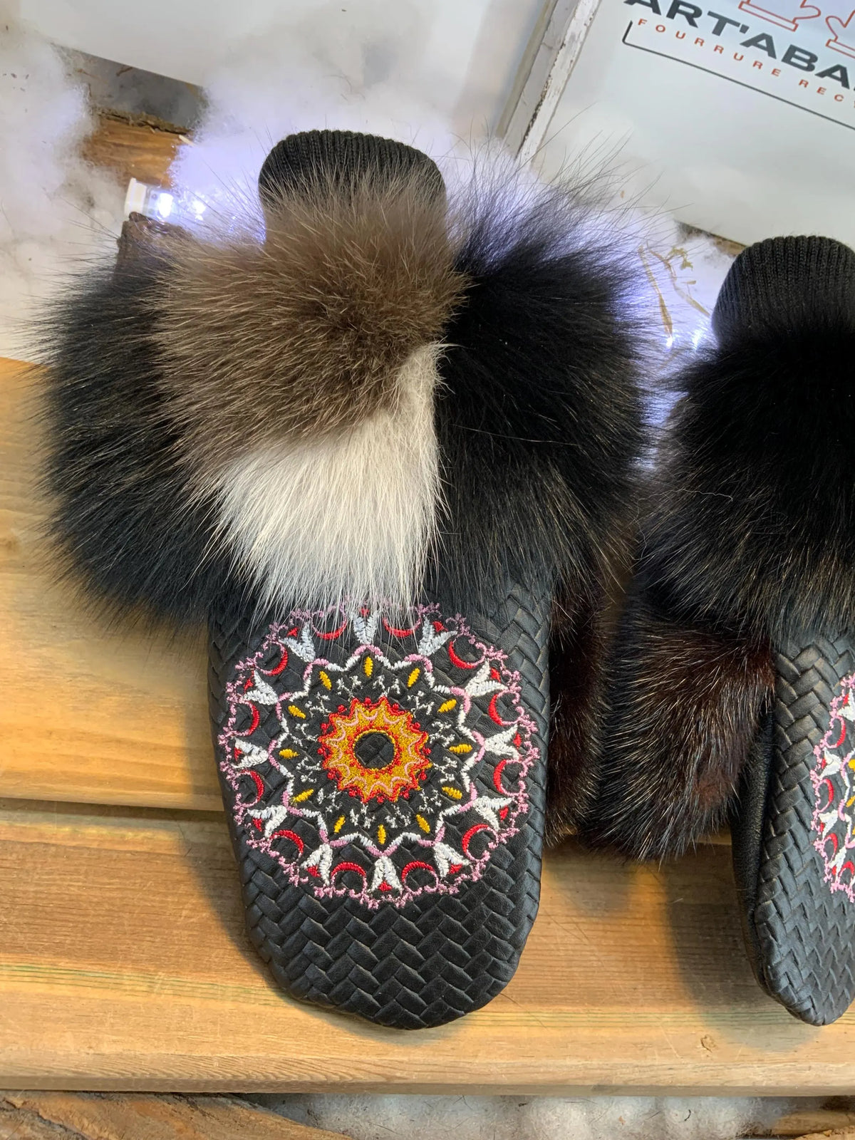 Mitaines de ville Édith faites à la main au Québec en fourrure recyclée patchwork avec cuir italien tressé et broderie mandala grandeur Medium