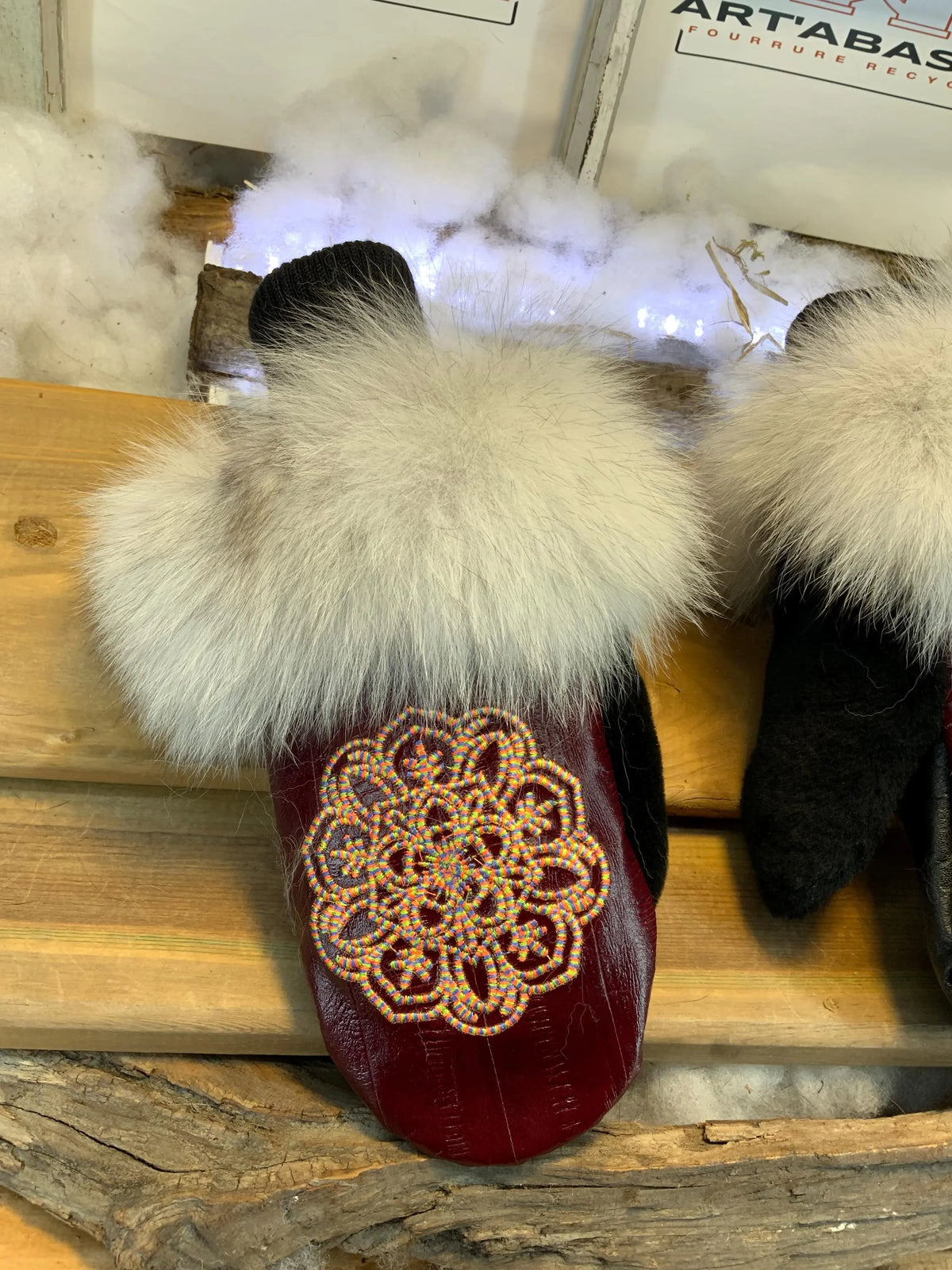 Mitaines de ville Francine faites à la main au Québec en fourrure recyclée avec cuir italien rouge et broderie mandala multicolore grandeur Medium