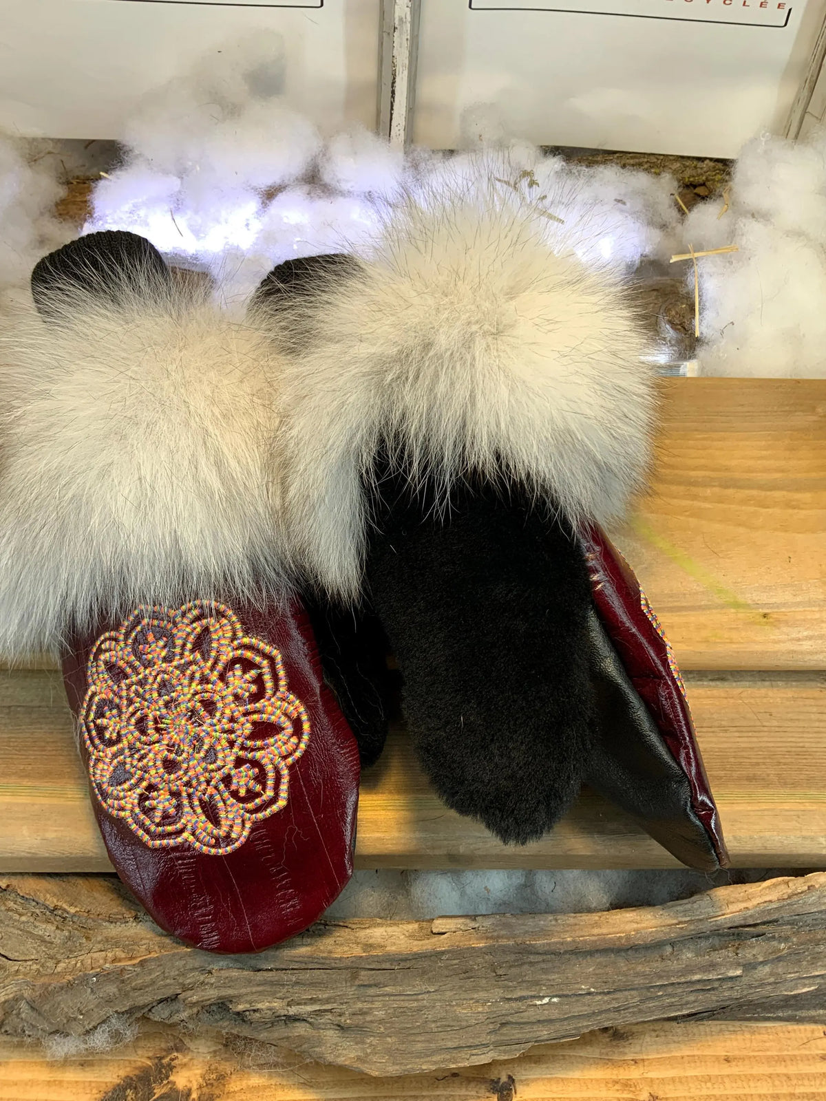 Mitaines de ville Francine faites à la main au Québec en fourrure recyclée avec cuir italien rouge et broderie mandala multicolore grandeur Medium