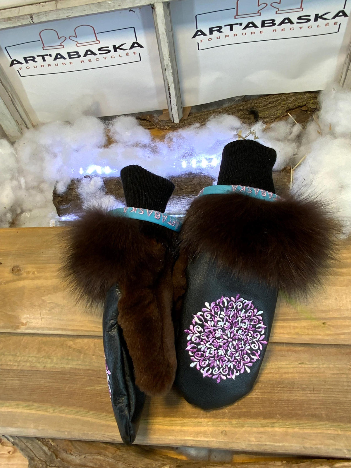 Mitaines de ville Diane faites à la main au Québec en fourrure recyclée avec cuir italien noir et broderie mandala multicolore artistique grandeur Medium