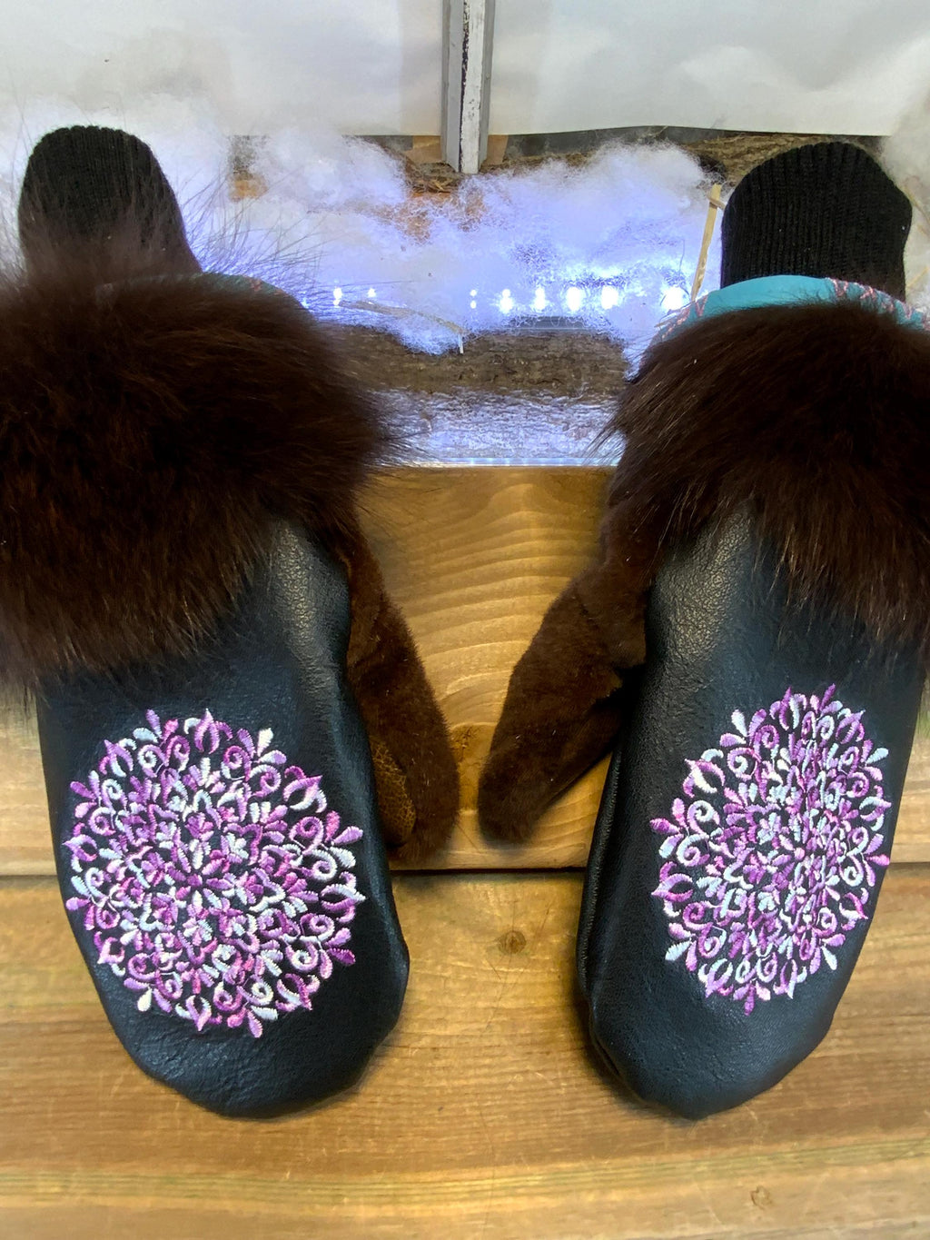 Mitaines de ville Diane faites à la main au Québec en fourrure recyclée avec cuir italien noir et broderie mandala multicolore artistique grandeur Medium