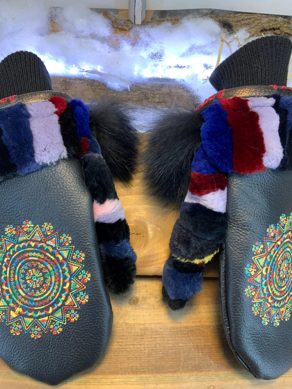 Mitaines de ville Estelle faites à la main au Québec en fourrure recyclée patchwork avec broderie mandala solaire multicolore grandeur Medium