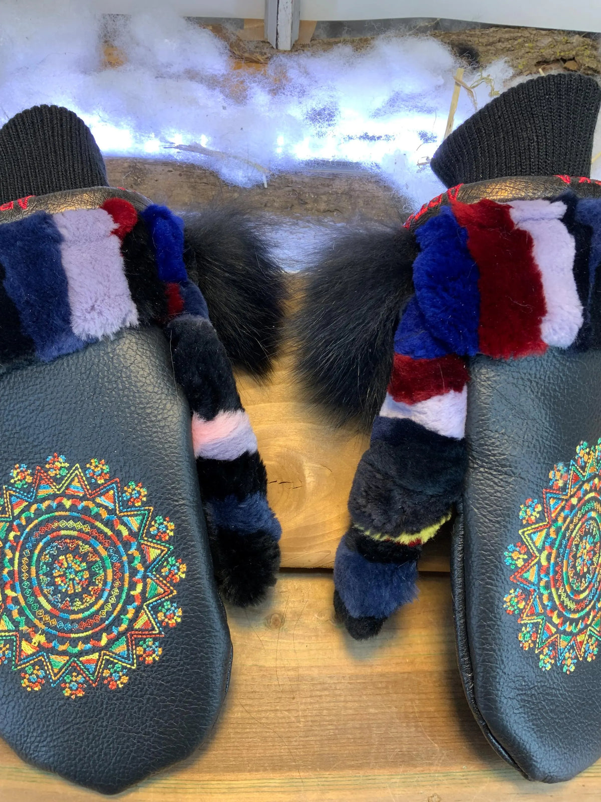 Mitaines de ville Estelle faites à la main au Québec en fourrure recyclée patchwork avec broderie mandala solaire multicolore grandeur Medium