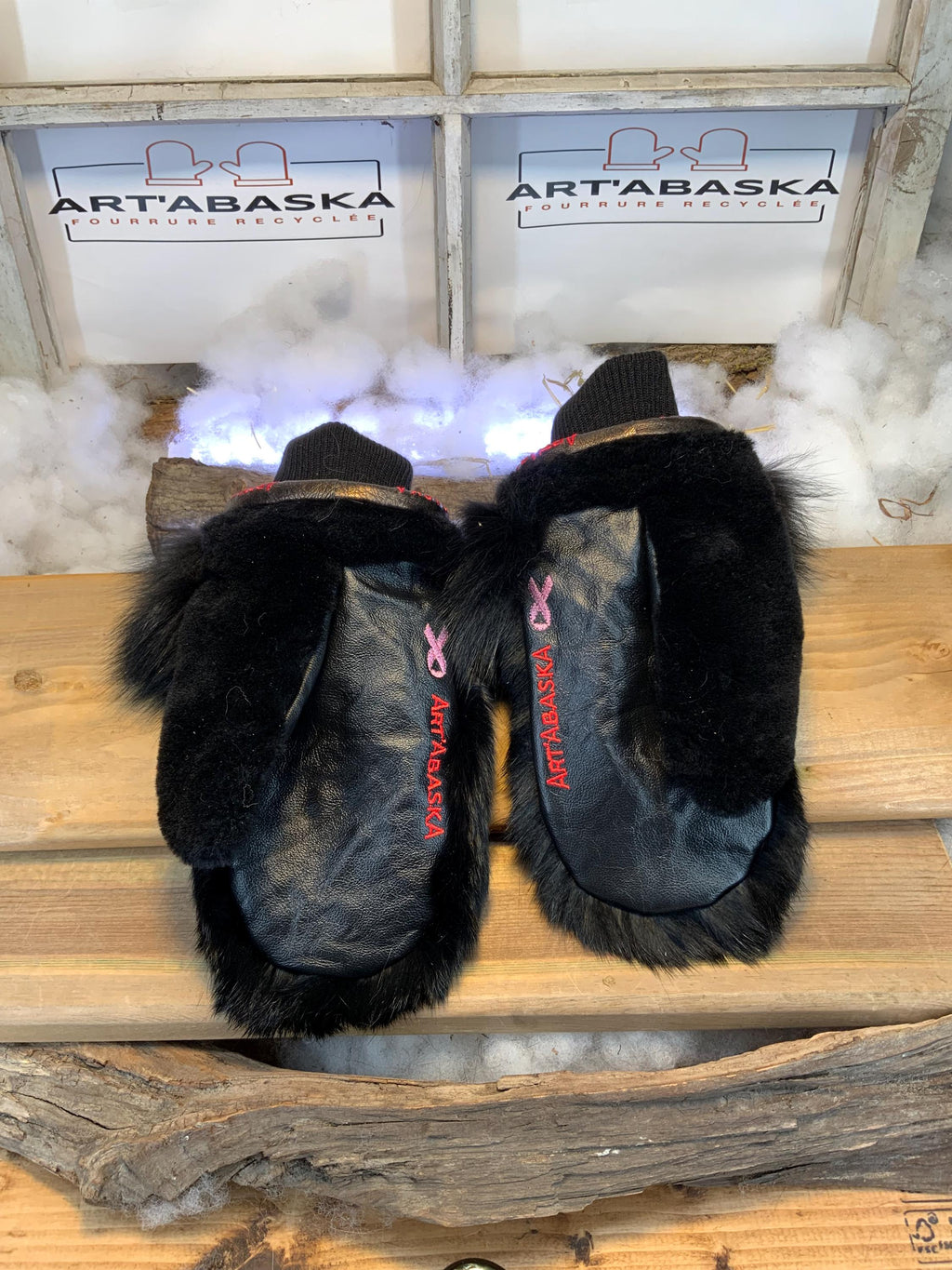 Mitaines de ville Estelle Black Edition faites à la main au Québec en fourrure recyclée noire et cuir brodé grandeur Medium