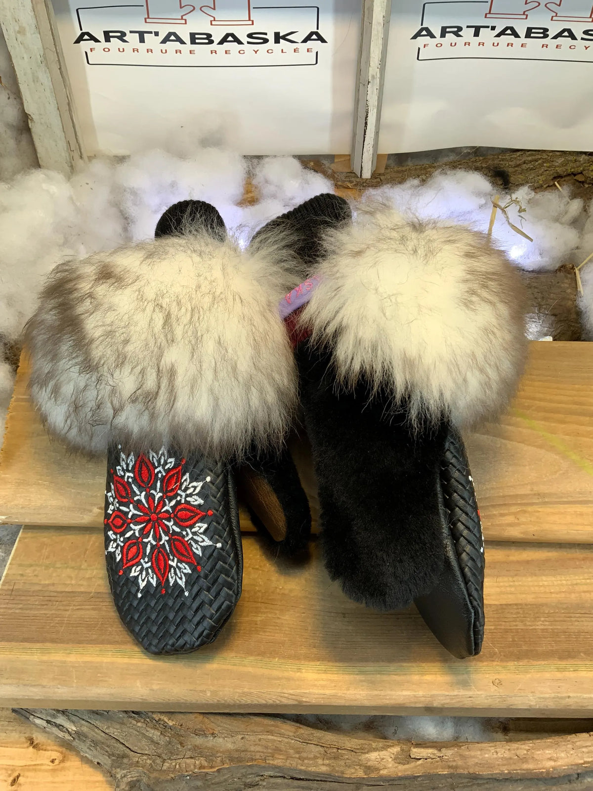 Mitaines de ville Élisabeth faites à la main au Québec en fourrure recyclée avec cuir italien chevron et broderie mandala artistique grandeur Medium