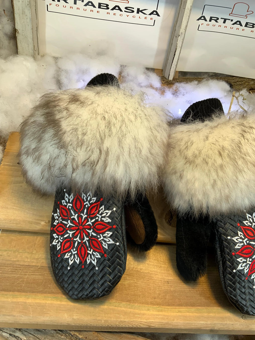 Mitaines de ville Élisabeth faites à la main au Québec en fourrure recyclée avec cuir italien chevron et broderie mandala artistique grandeur Medium