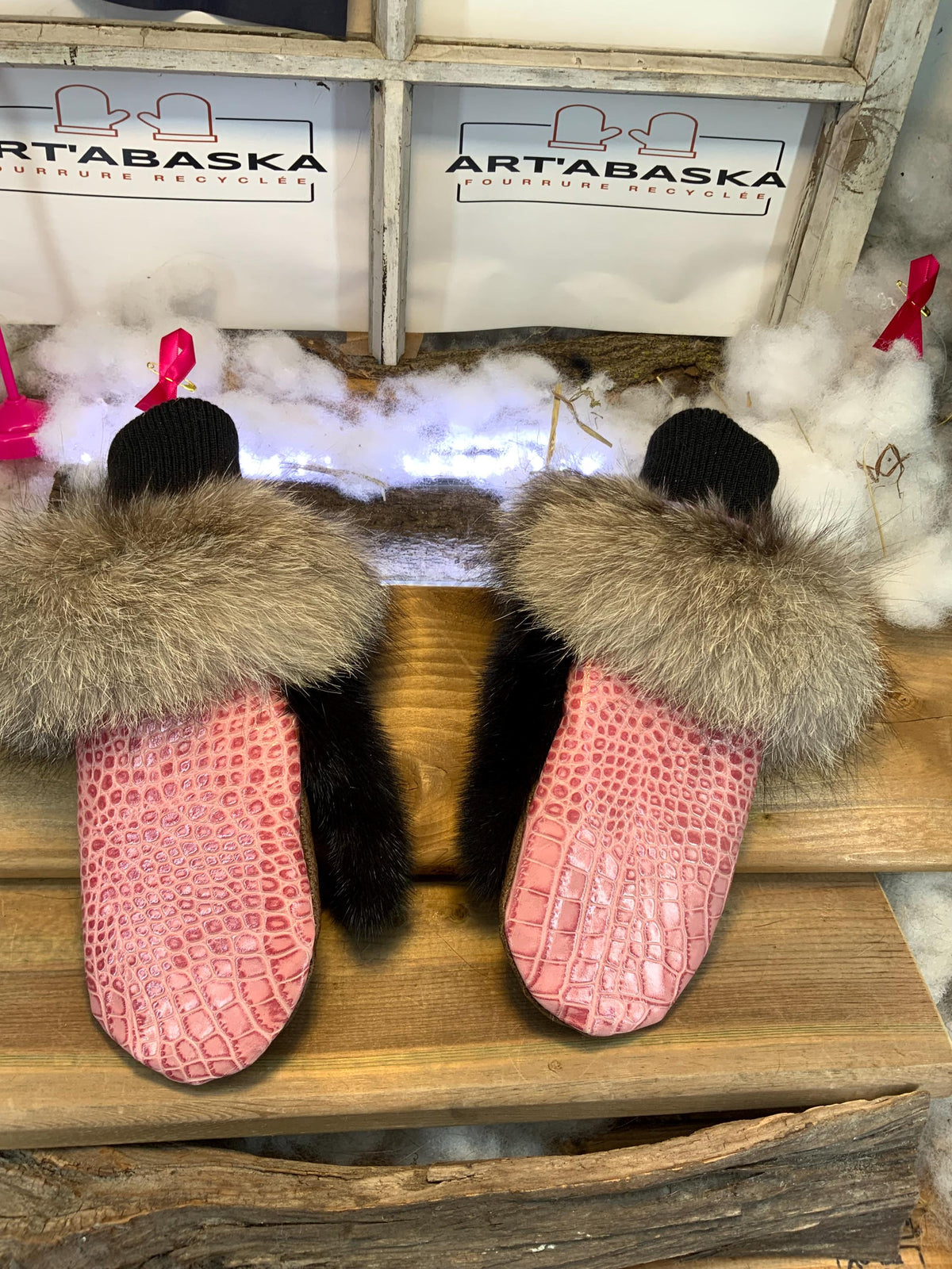 Mitaines de ville Ginette faites à la main au Québec en cuir italien rose croco et fourrure recyclée grandeur Medium