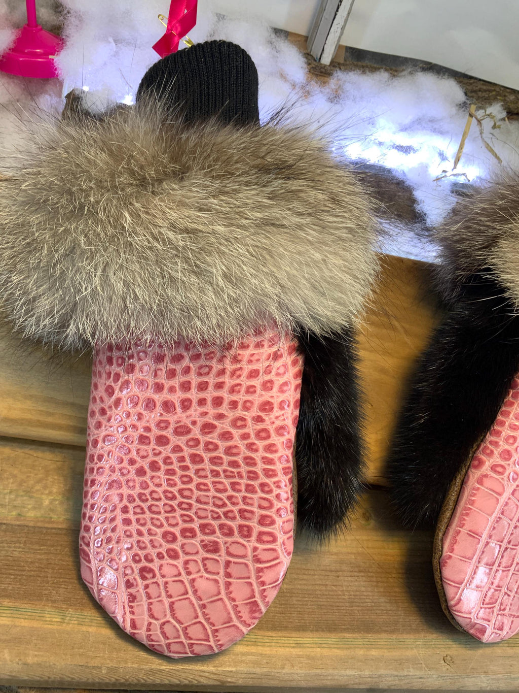 Mitaines de ville Ginette faites à la main au Québec en cuir italien rose croco et fourrure recyclée grandeur Medium