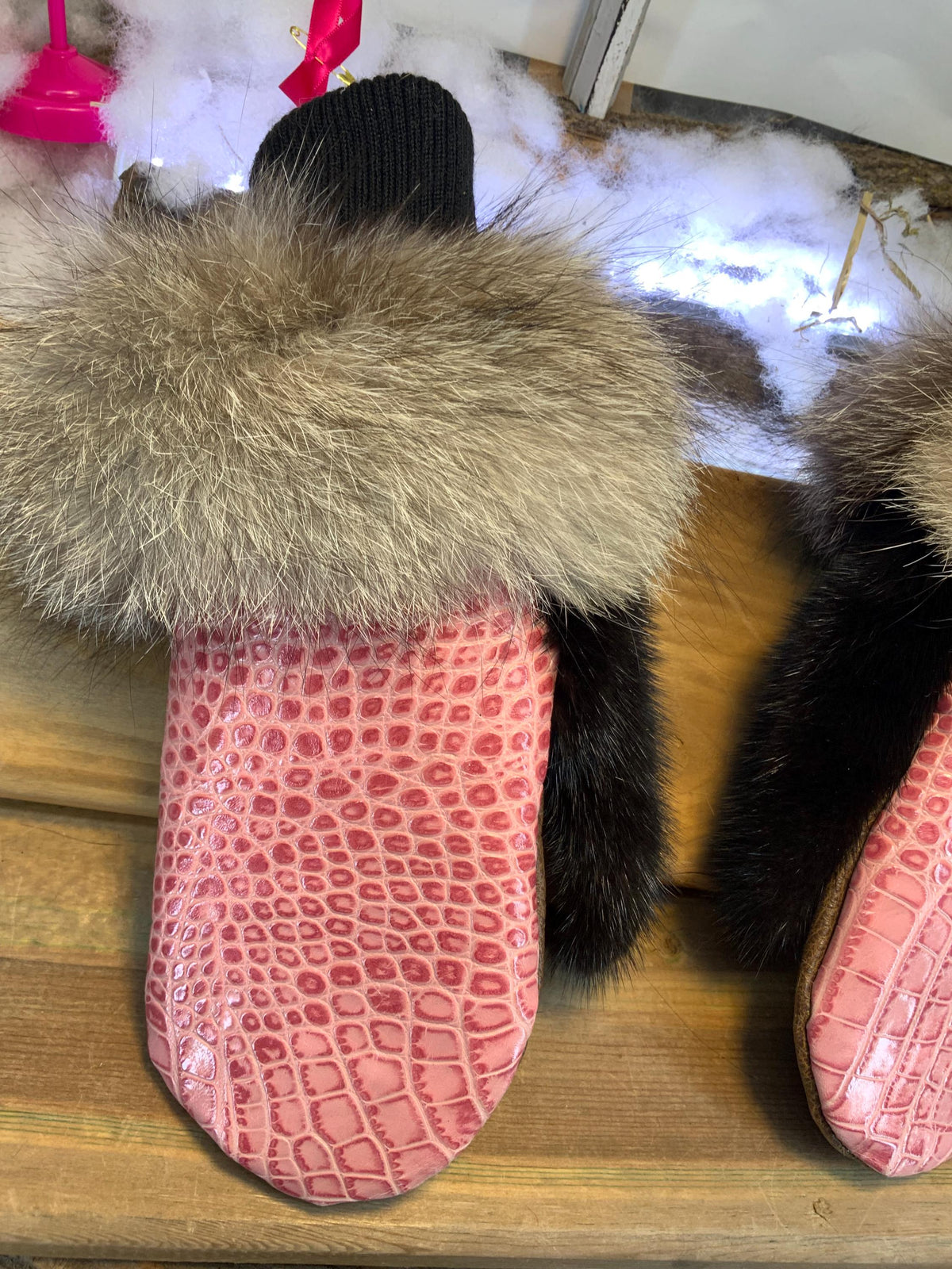 Mitaines de ville Ginette faites à la main au Québec en cuir italien rose croco et fourrure recyclée grandeur Medium