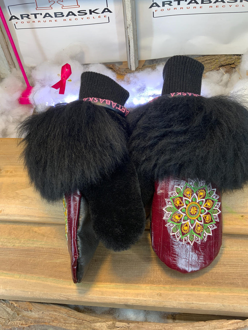 Mitaines de ville Bernadette faites à la main au Québec en fourrure recyclée avec cuir italien rouge vin style anguille et broderie mandala artistique grandeur Medium