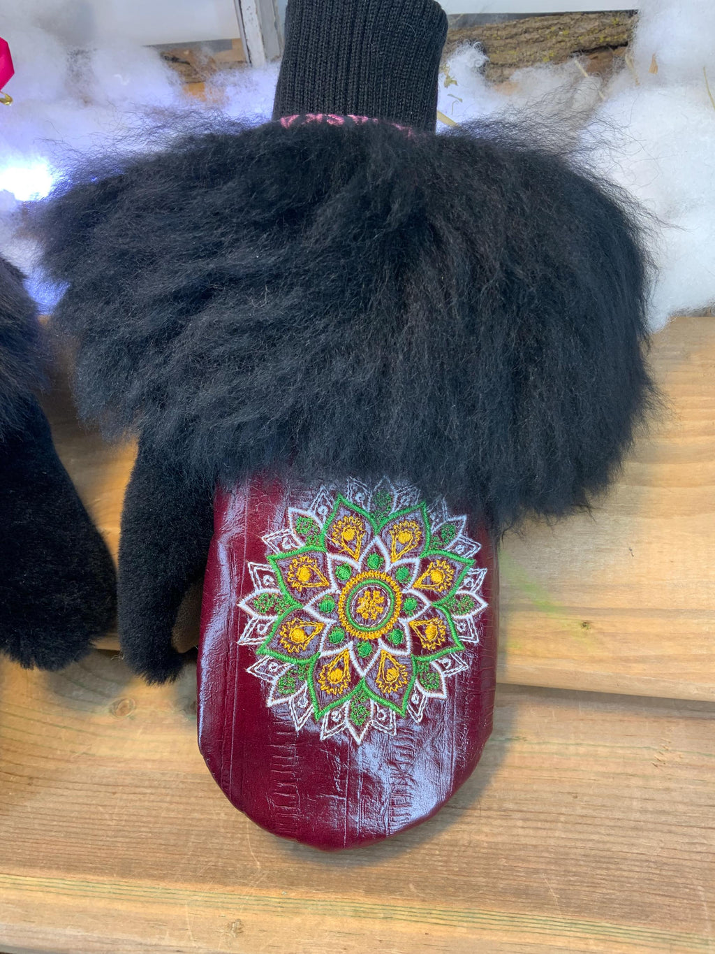 Mitaines de ville Bernadette faites à la main au Québec en fourrure recyclée avec cuir italien rouge vin style anguille et broderie mandala artistique grandeur Medium