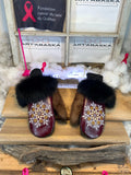 Mitaines de ville Angèle faites à la main au Québec en fourrure recyclée avec cuir italien bourgogne style anguille et broderie mandala blanc et doré grandeur Medium