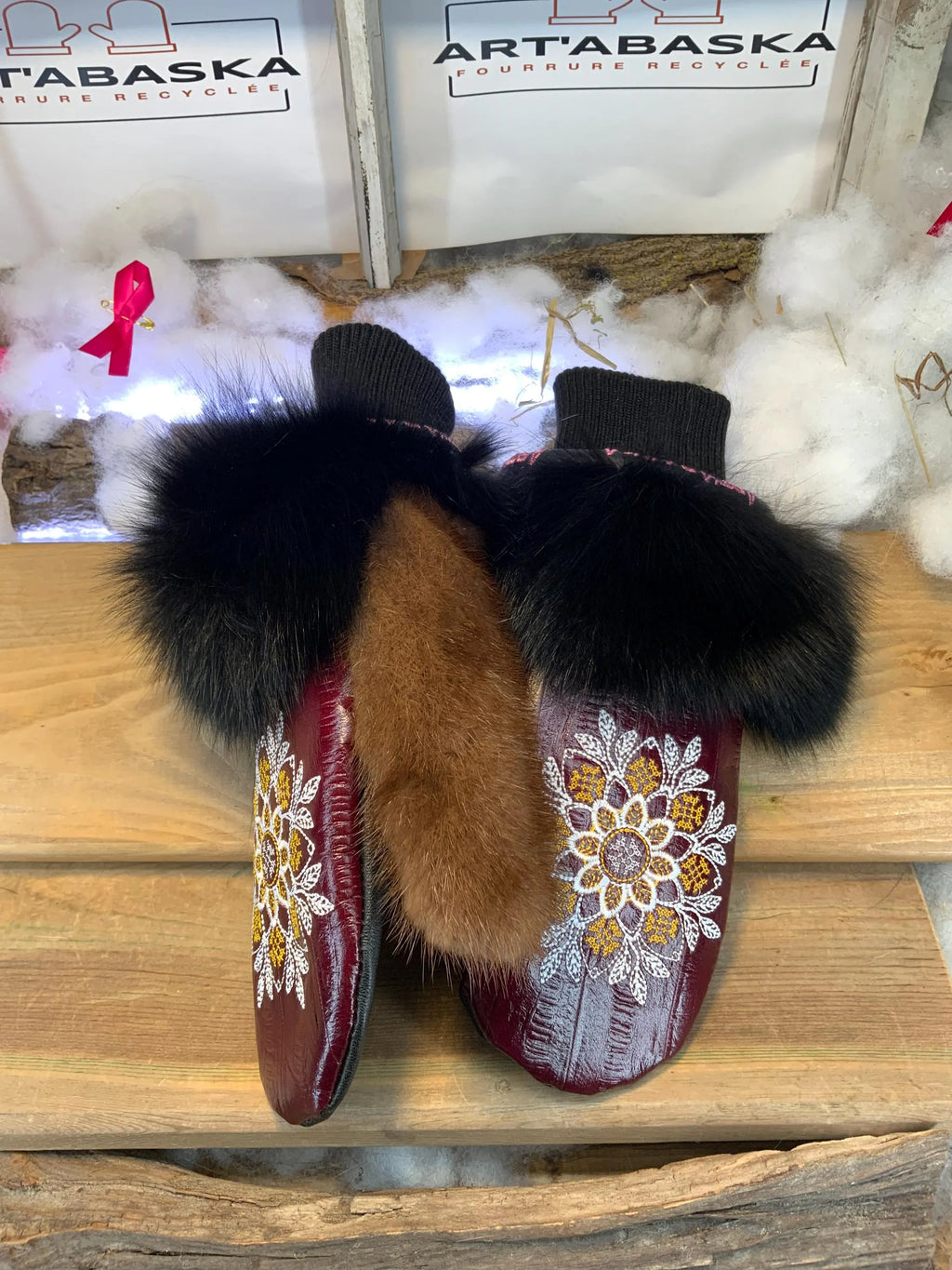 Mitaines de ville Angèle faites à la main au Québec en fourrure recyclée avec cuir italien bourgogne style anguille et broderie mandala blanc et doré grandeur Medium