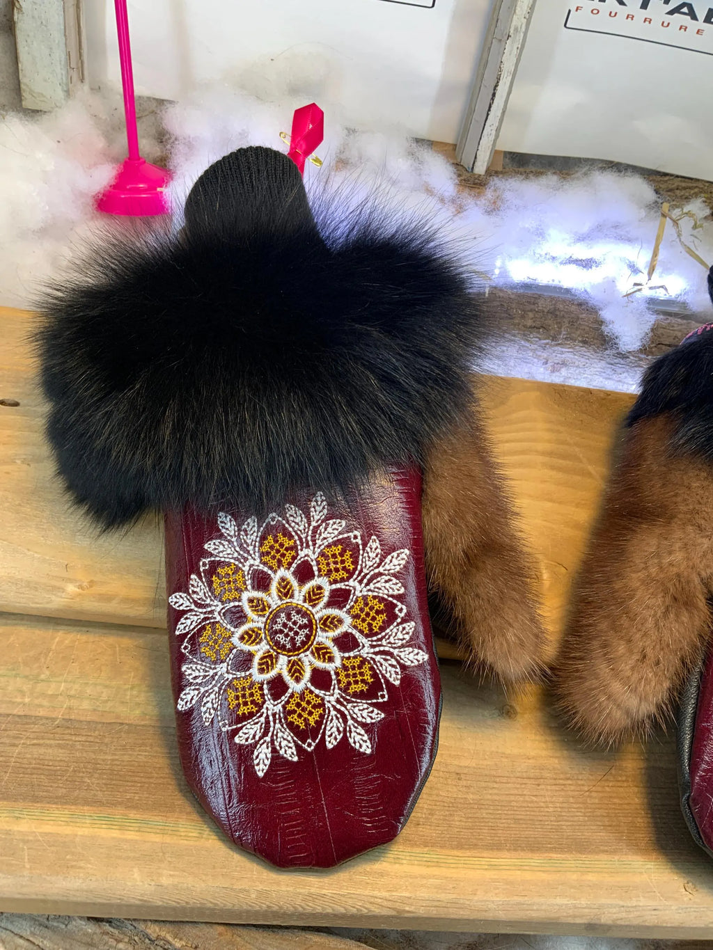 Mitaines de ville Angèle faites à la main au Québec en fourrure recyclée avec cuir italien bourgogne style anguille et broderie mandala blanc et doré grandeur Medium