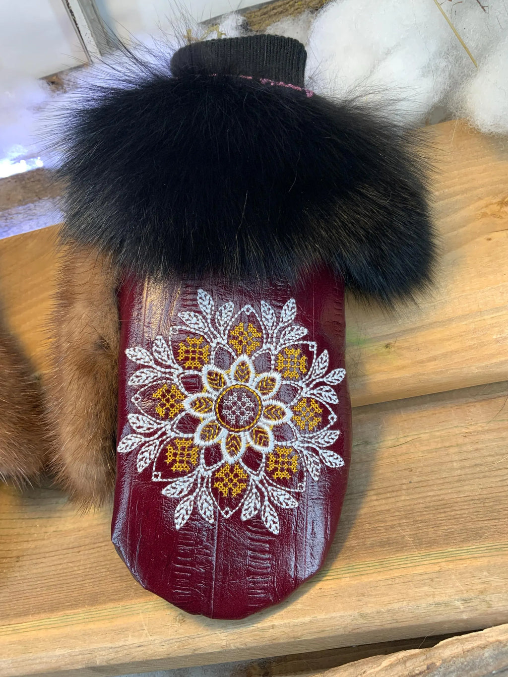 Mitaines de ville Angèle faites à la main au Québec en fourrure recyclée avec cuir italien bourgogne style anguille et broderie mandala blanc et doré grandeur Medium