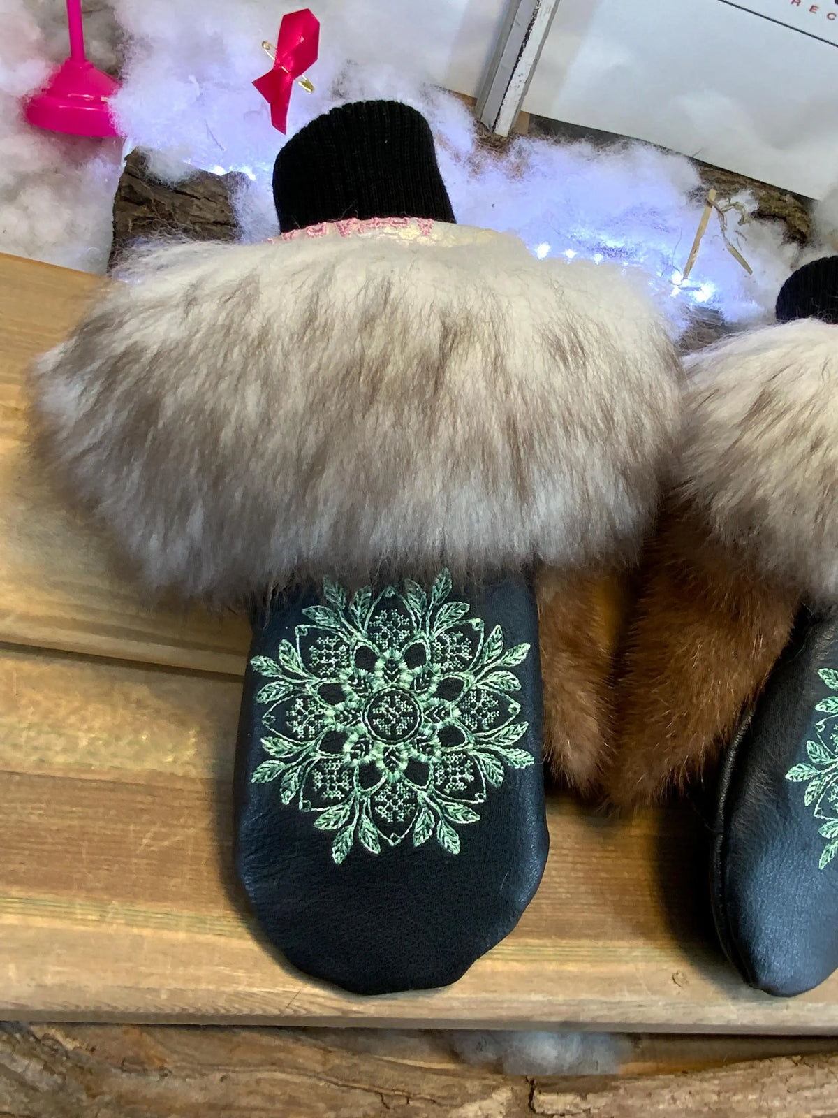 Mitaines de ville Gertrude faites à la main au Québec en fourrure recyclée avec broderie mandala artistique et finitions cuir grandeur Medium