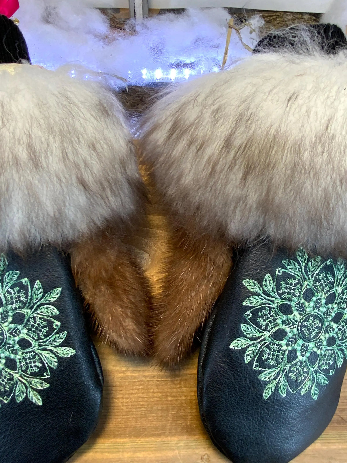 Mitaines de ville Gertrude faites à la main au Québec en fourrure recyclée avec broderie mandala artistique et finitions cuir grandeur Medium