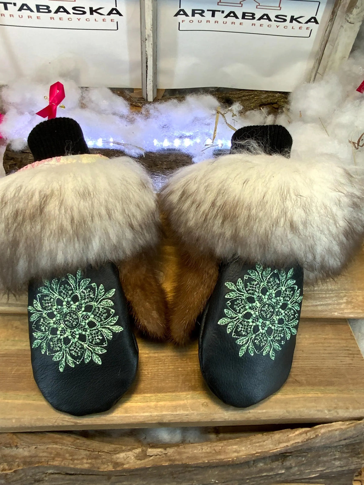 Mitaines de ville Gertrude faites à la main au Québec en fourrure recyclée avec broderie mandala artistique et finitions cuir grandeur Medium