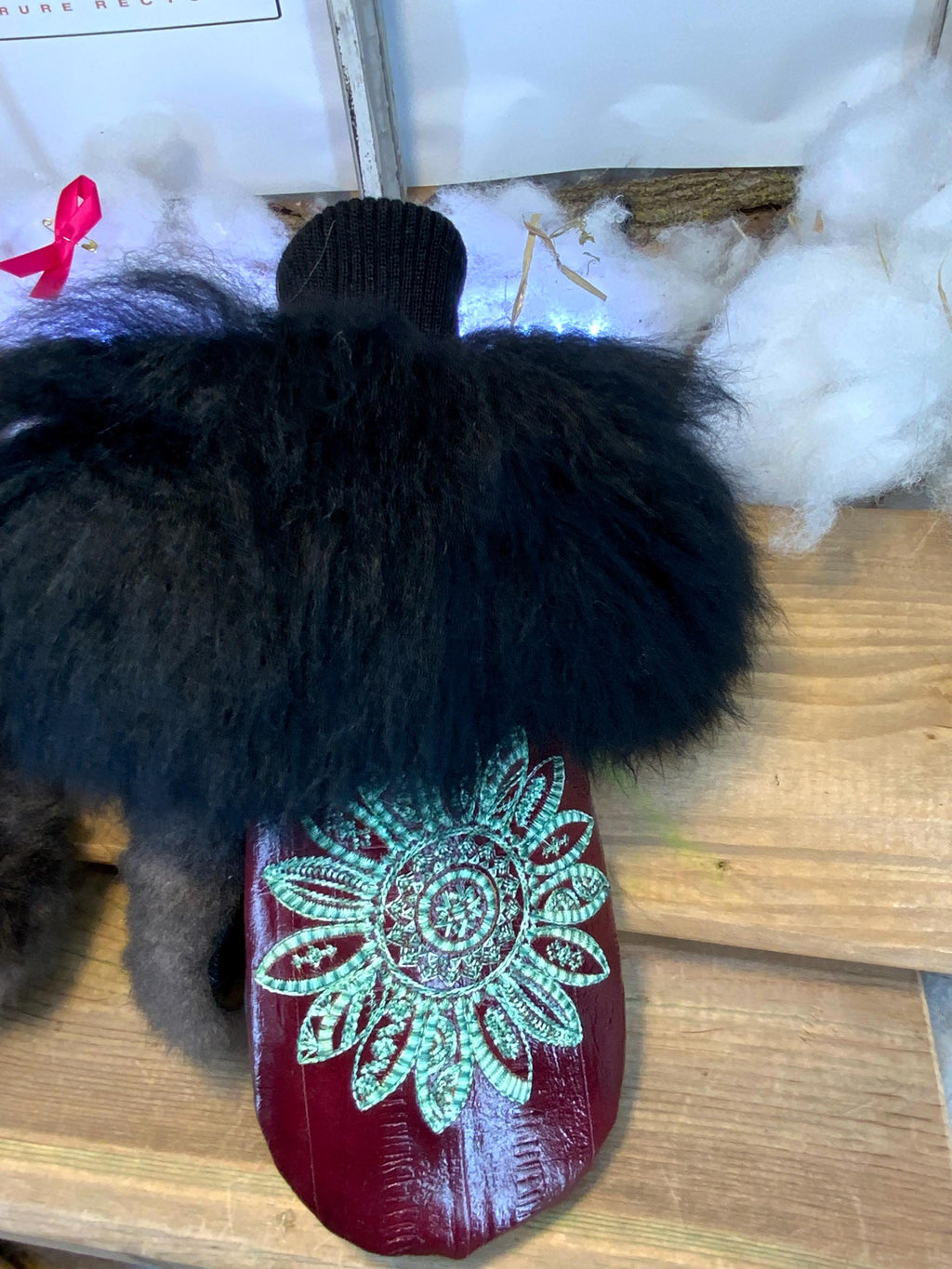 Mitaines de ville Céline faites à la main au Québec en fourrure recyclée avec cuir italien bourgogne et broderie mandala artistique grandeur Medium